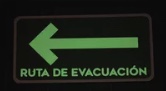 Letrero Ruta de Evacuacion izquierda Foto